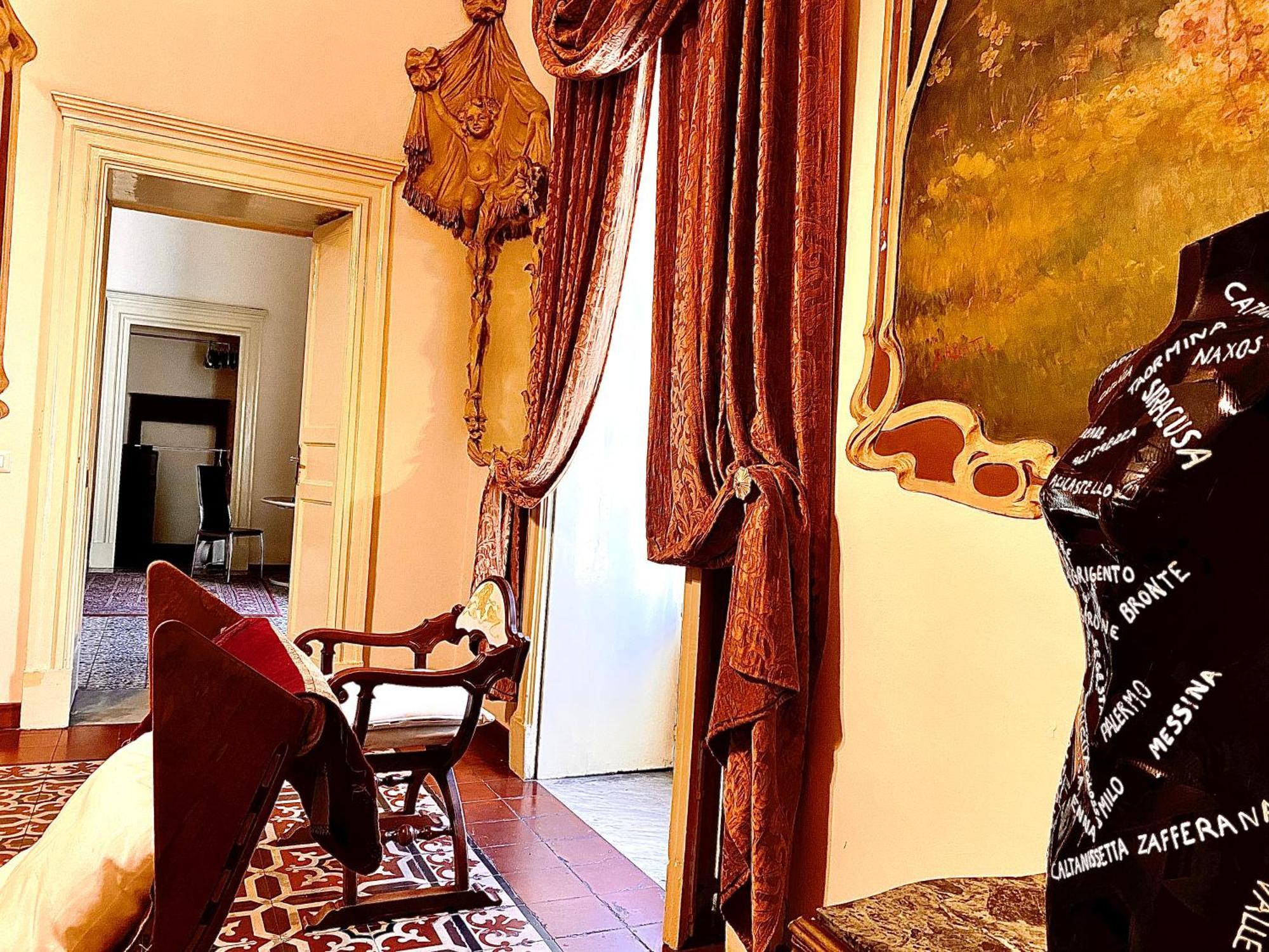 Sake Maison De Charme - Fascinating Ancient Sicilian Mansion คาตาเนีย ภายนอก รูปภาพ
